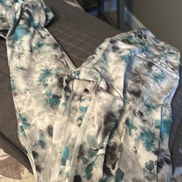 Lululemon 3 piece set. Size 2. Crop top leggings and tank top - Picture 4 of 4